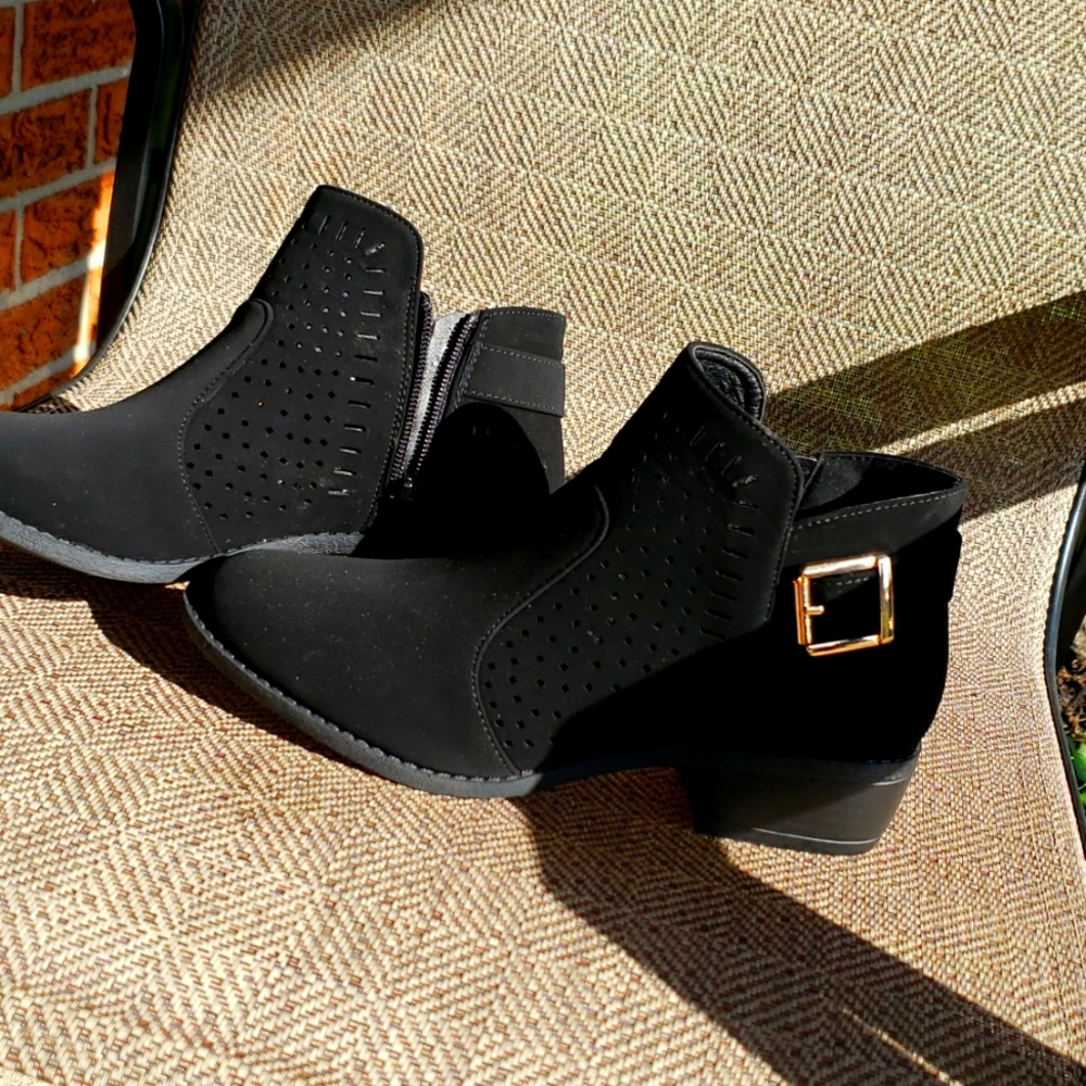 Black Bella Marie booties! Size 7 with gold latch on the side!